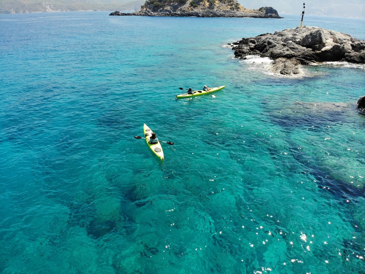 Kayaks on the water. Photo: Unsplash