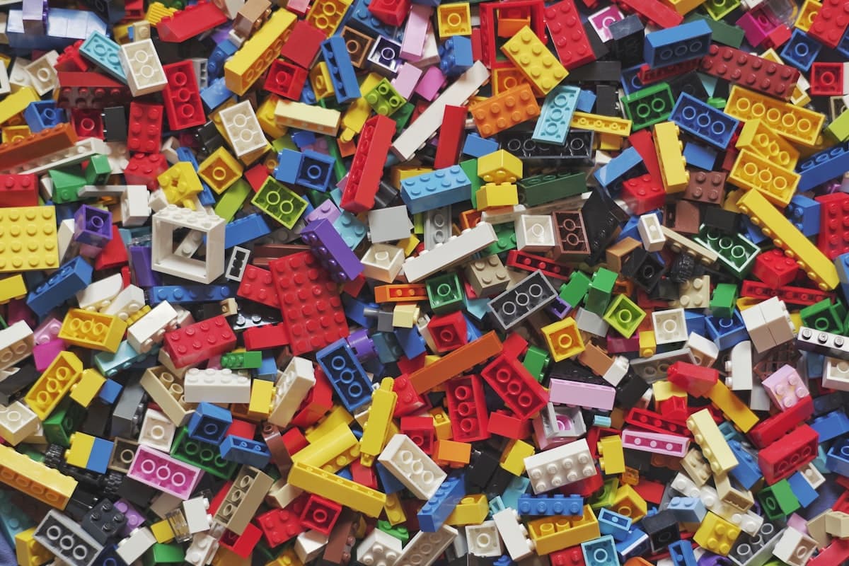 Kids playing indoors. Photo: Unsplash